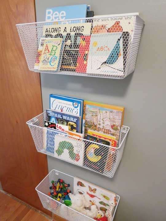Des paniers fixés au mur façon étagère pour organiser les livres des enfants