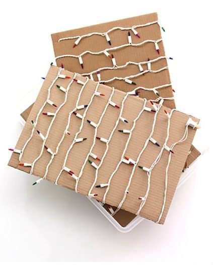 Utilisez du carton pour ranger les guirlandes lumineuses de Noël