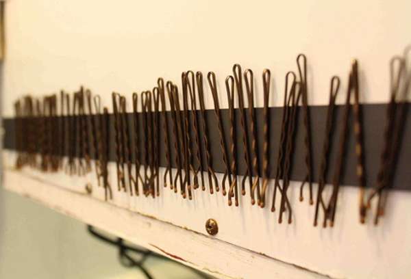 Installez une barre magnétique afin de ne pas perdre vos épingles à cheveux