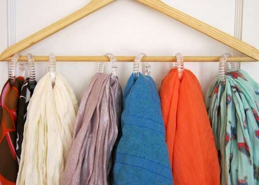 Créez un range-foulards avec un cintre et des anneaux de rideaux de douche