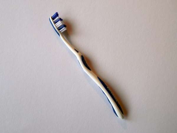 Utiliser une brosse à dents pour nettoyer les zones difficiles