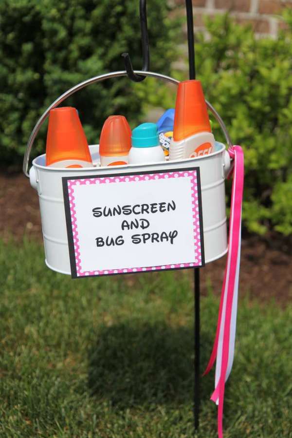 Protégez vos invités du soleil et des insectes en leur proposant des produits adaptés