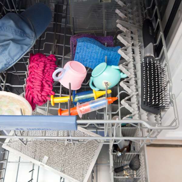 Nettoyez les peignes et les brosses à cheveux dans le lave-vaisselle
