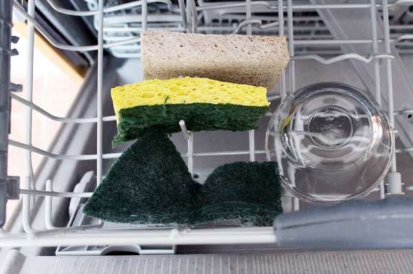 Nettoyez les éponges au lave-vaisselle