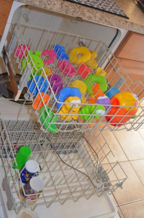 Nettoyez les jouets des enfants dans le lave-vaisselle