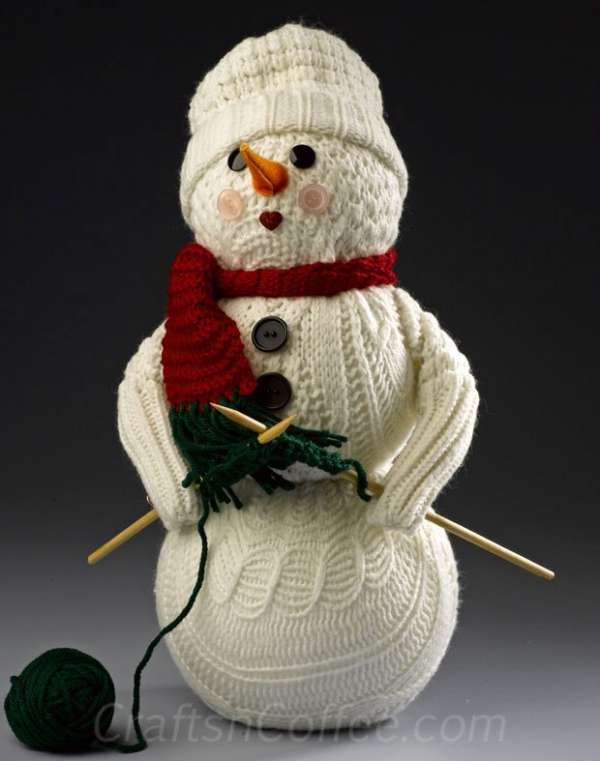 Bonhomme de neige avec un pull en laine