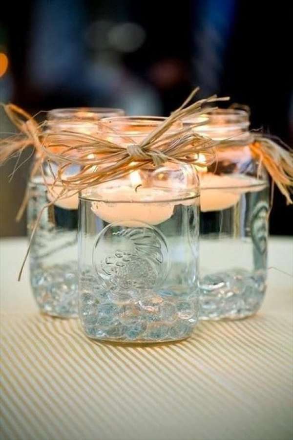 Bougies flottantes dans un bocal en verre