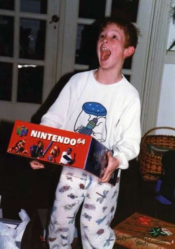 On voit bien qu'il aime son cadeau de Noël