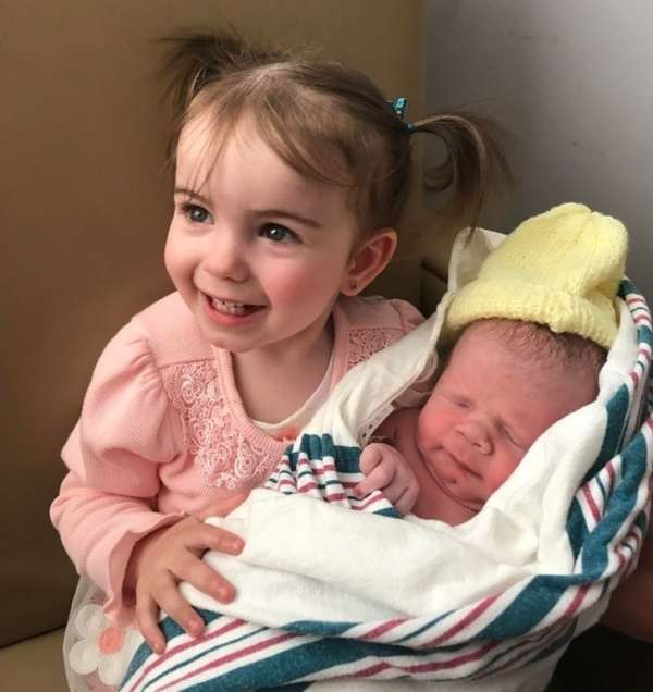 Elle prend son petit frère dans ces bras pour la première fois