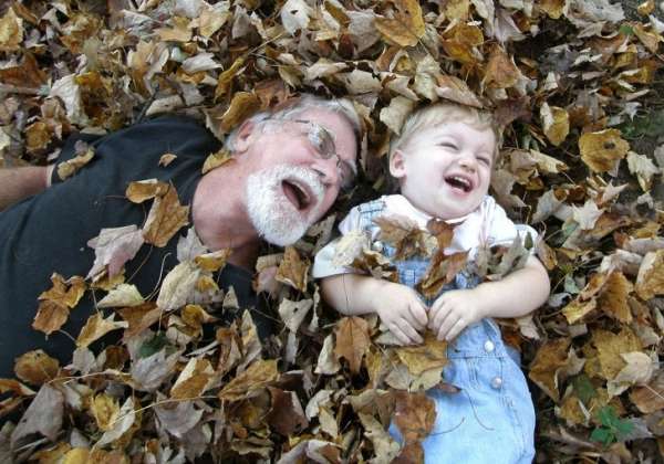 Grand-père et bébé s'amusent à fond