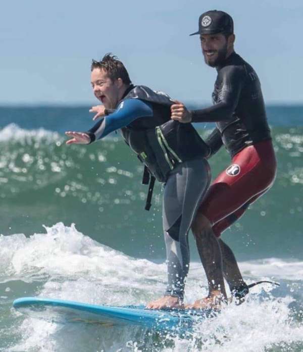 La joie de faire le surf pour la première fois