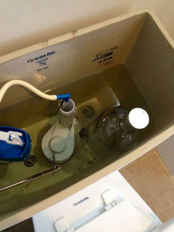 Ahorre agua colocando una botella llena en el tanque de descarga