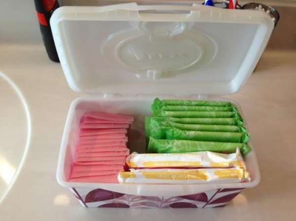 Guarde toallas higiénicas, tampones y protectores diarios en una caja de toallitas