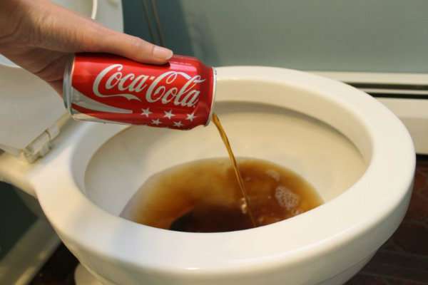Usa Coca Cola para desincrustar y dar brillo al bol.