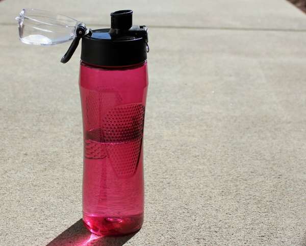 Une bouteille d'eau réutilisable (vide)