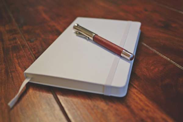 Un bloc notes et un stylo