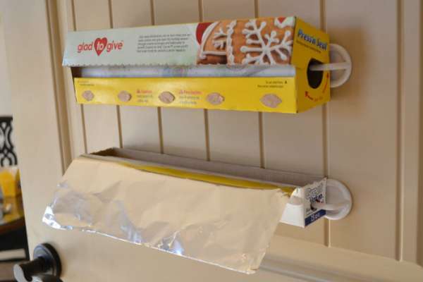 Disposez des crochets sur la porte du placard de la cuisine afin de placer et ranger le papier aluminium ou encore le film alimentaire