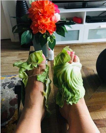 Apaisez vos pieds gonflés avec des feuilles de chou