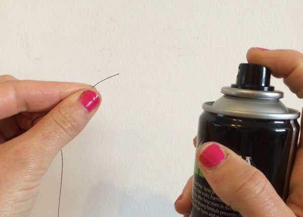 Utilisez de la laque pour cheveux pour garder le bout du fil droit