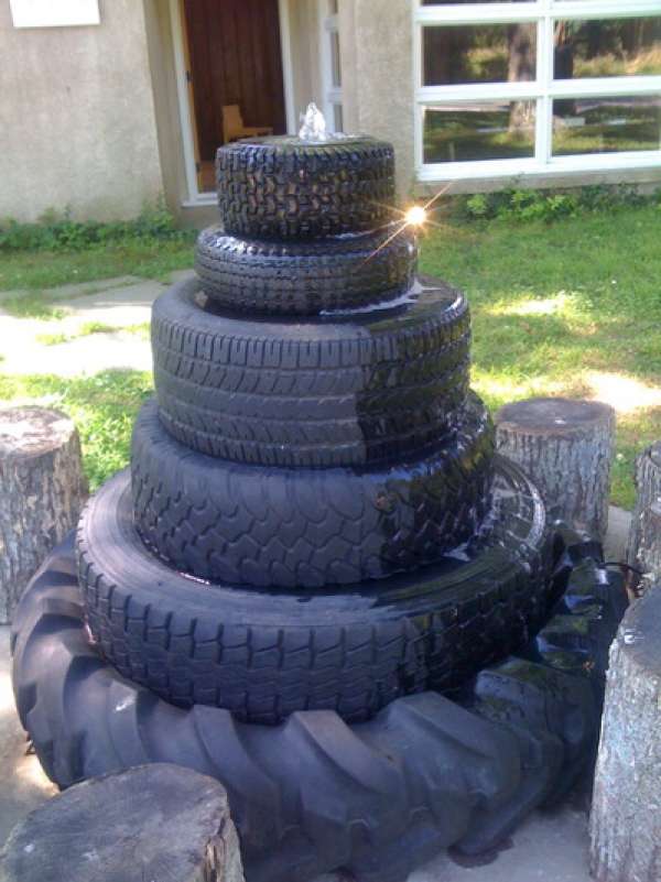 Fontaine d'eau avec des pneus