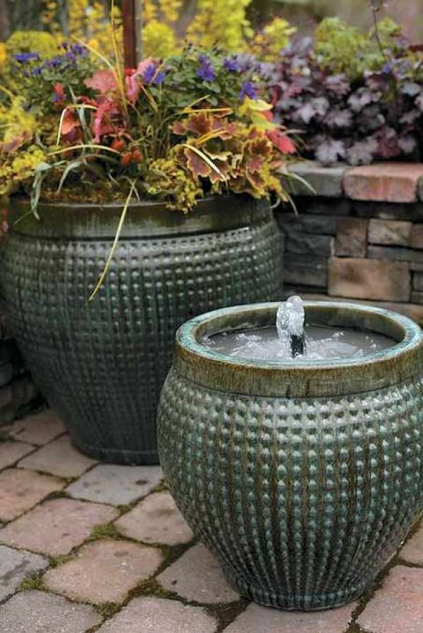 Fontaine d'eau dans un pot de fleurs