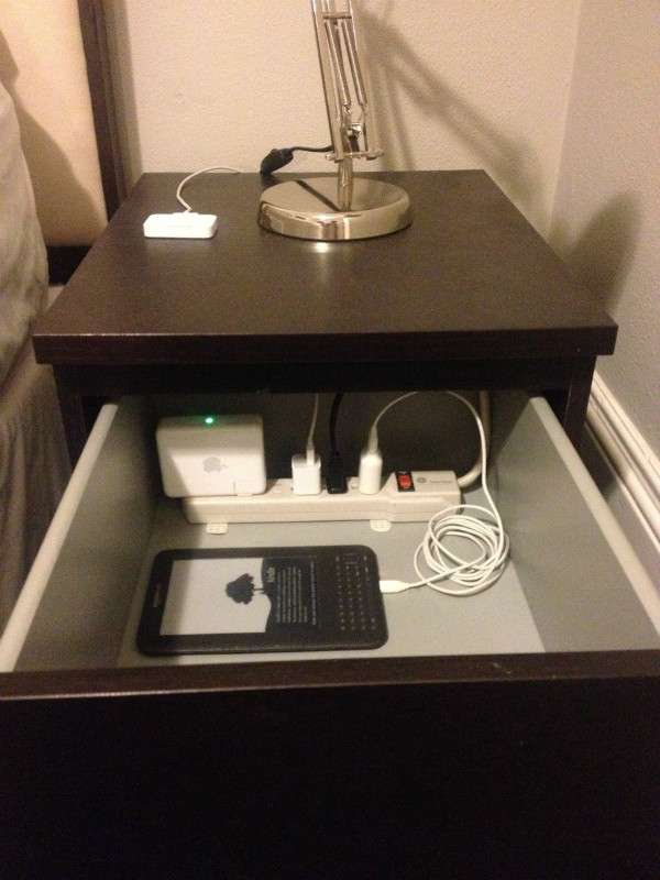 Organisez et cachez tous vos appareils électroniques et les câbles dans un tiroir