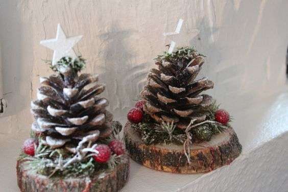 Décorations de Noel avec des rondins de bois et des pommes de pin