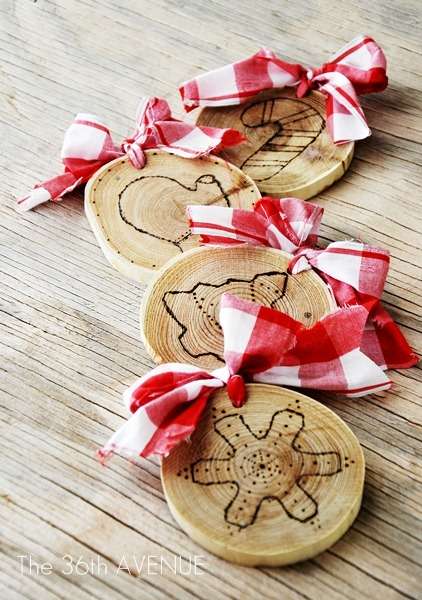 Christmas ornaments with wooden logs and pyrography pen drawings