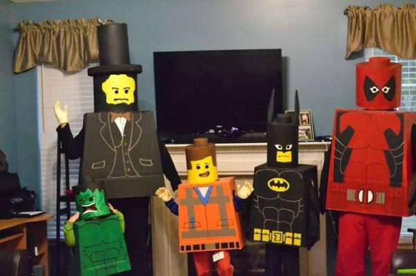Famille déguisée en Lego pour Halloween