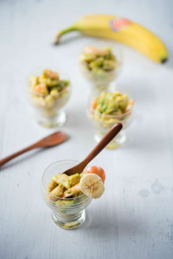 Verrines sucrées salées d'avocats, bananes, crevettes et fruit de la passion