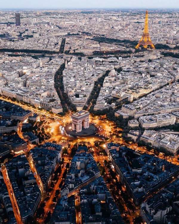 L'arc de triomphe et la tour Eiffel sur la même photo