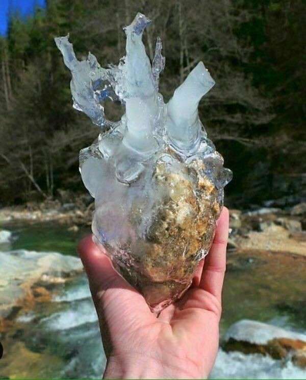 Cette roche gelée ressemble à un cœur