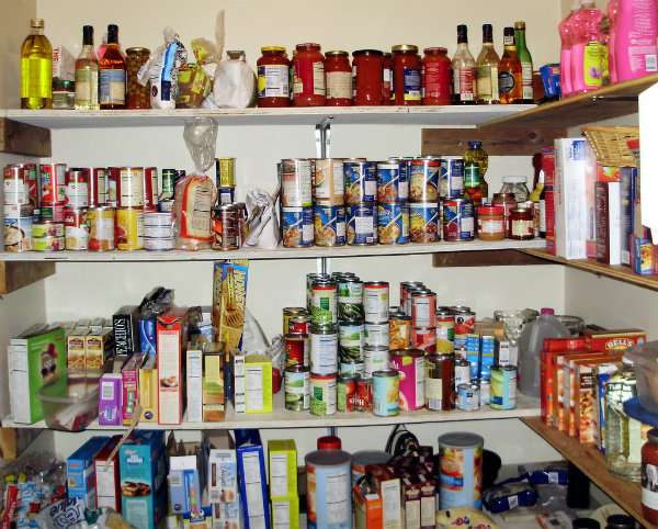 Dans une boite de conserve au milieux d'autres boites de conserve