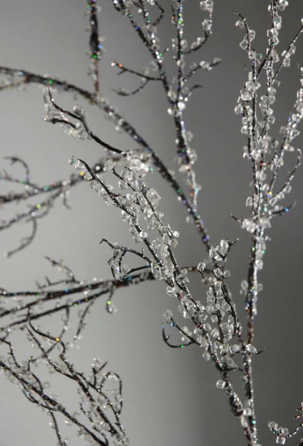 Branches givrées avec des cristaux décoratifs pour vase