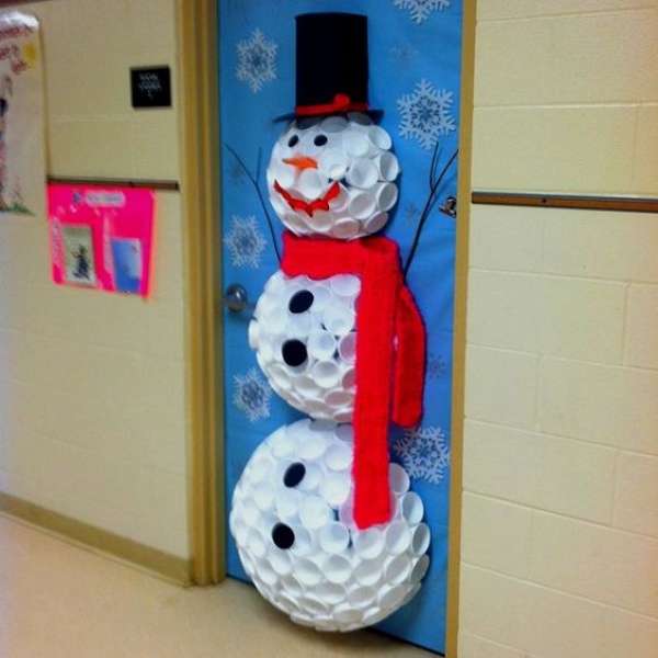 Un bonhomme de neige en gobelets sur la porte