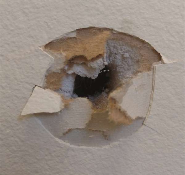Mon voisin a tiré un coup de feu vers mon plafond