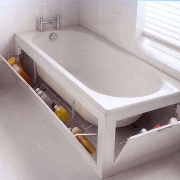 Un meuble de rangement sous le bain pour gagner de l'espace