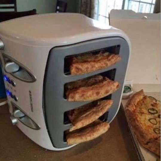 Réchauffer des morceaux de pizza dans un toasteur