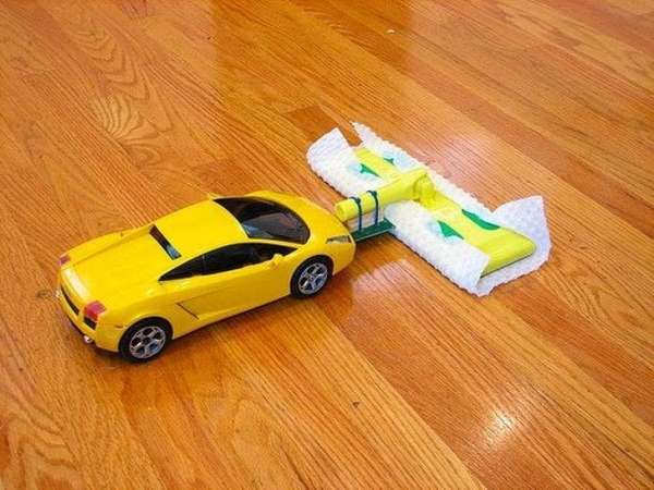 Utiliser la voiture téléguidée de son enfant pour nettoyer le sol