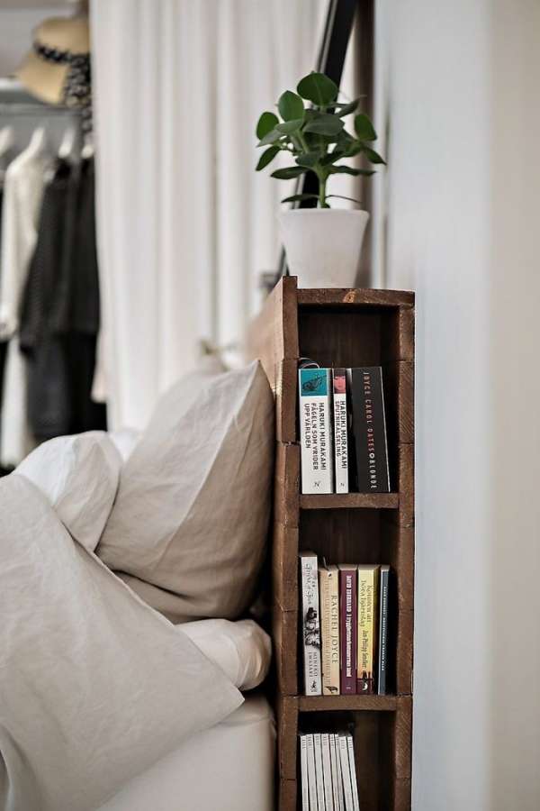 Servez-vous d'une tête de lit avec un espace pour vos livres