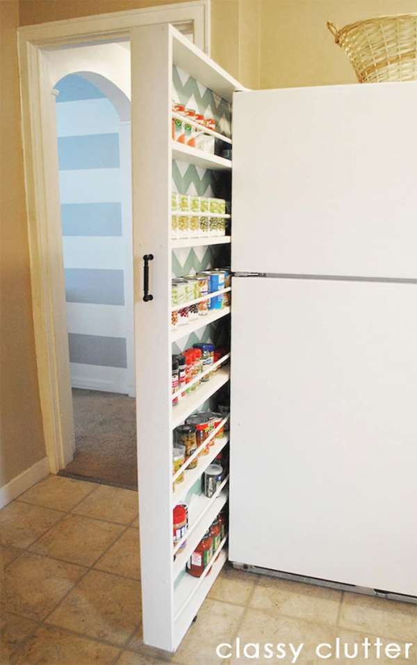 Utilisez l'espace à côté de votre frigo pour installer une étagère coulissante