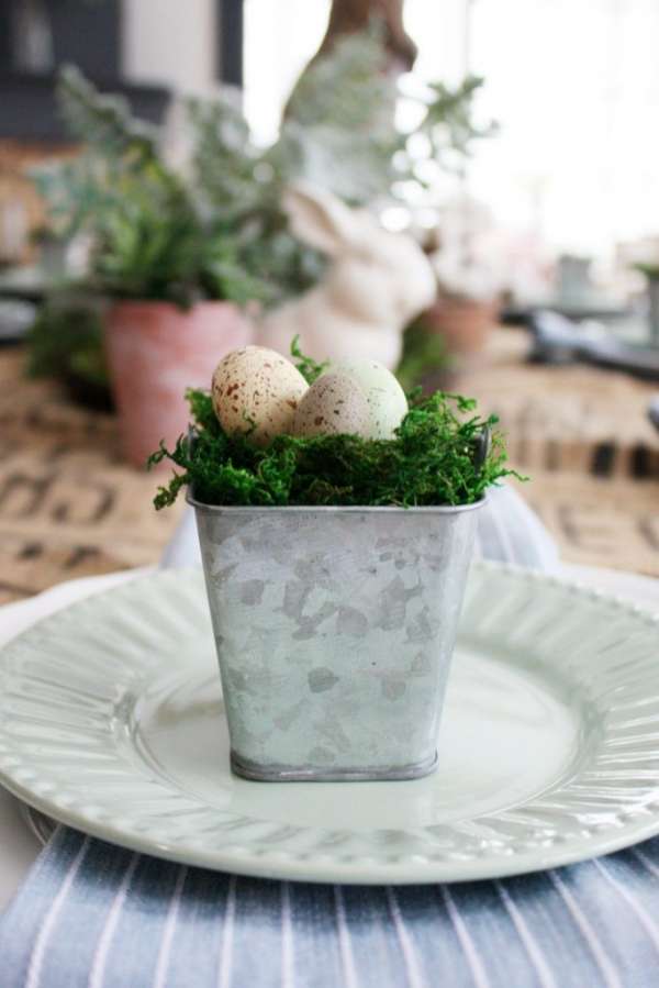 Créez un faux nid avec de faux œufs et un peu de verdure artificielle