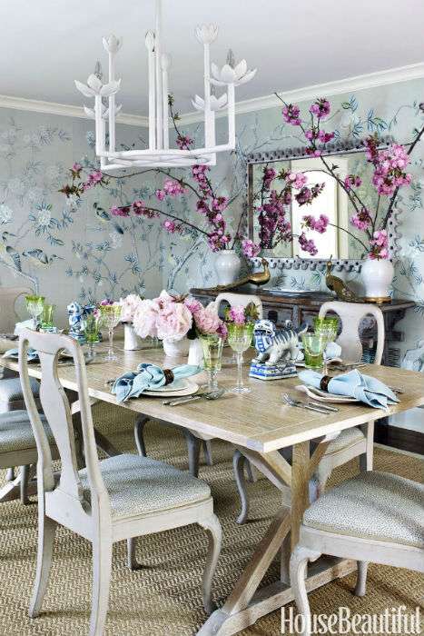 Servez-vous de papier peint fleuri pour décorer votre salle à manger