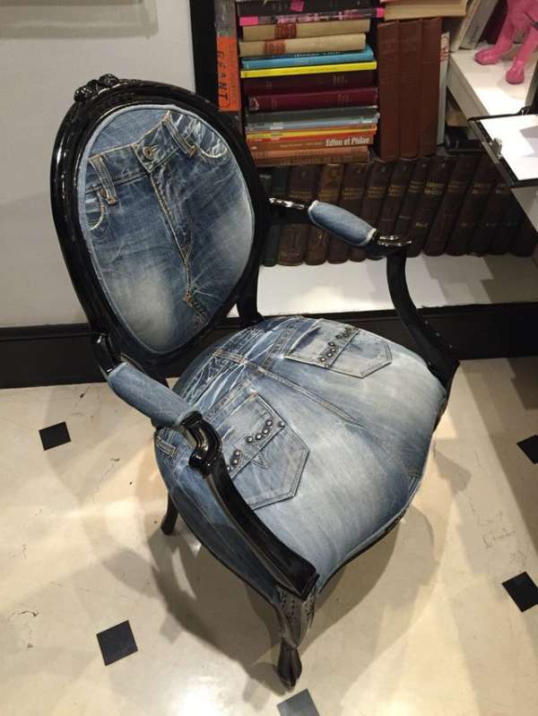 Une chaise tapissée en jean sous l'emblème: rien ne se jette, tout se transforme