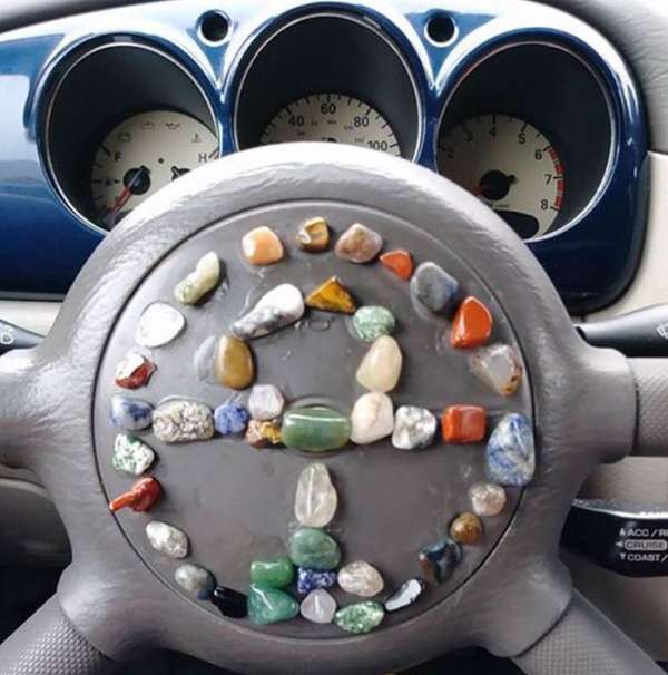 Cette décoration sur le volant de la voiture est mignonne mais surtout dangereuse si l'airbag se déclenche