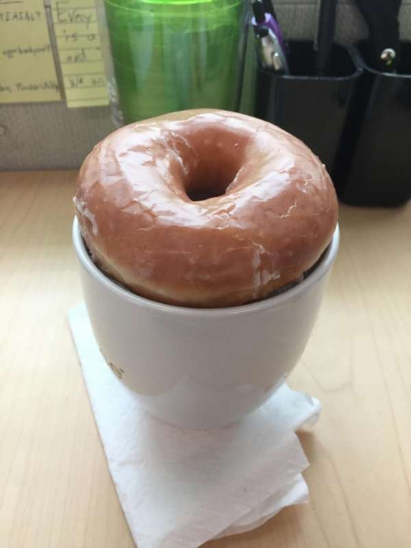 Le beignet reste moelleux en le chauffant avec une boisson