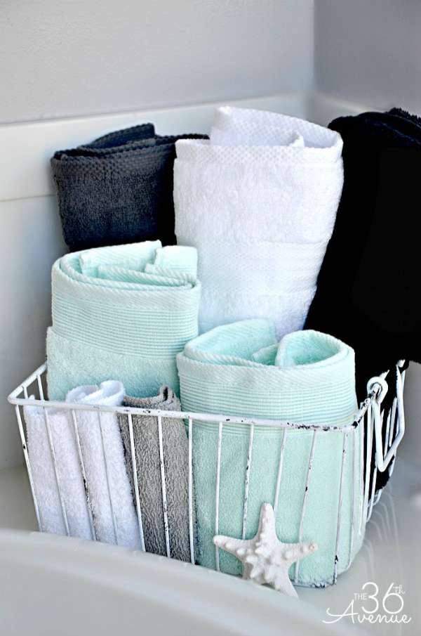Placer les serviettes dans un panier pour les avoir à portée de main
