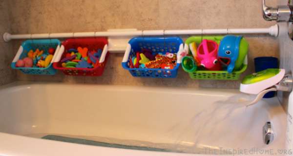 Garder les jouets de bain dans des bacs en plastique