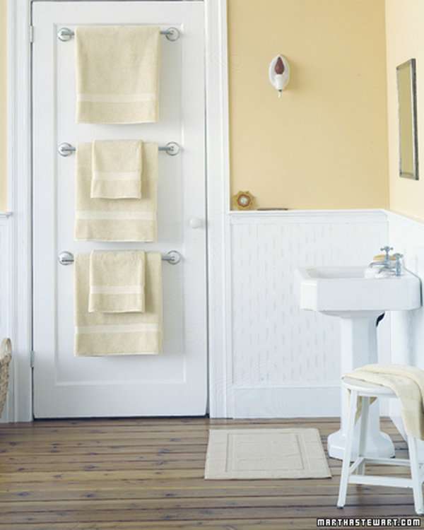Rangement pour serviettes au dos de la porte