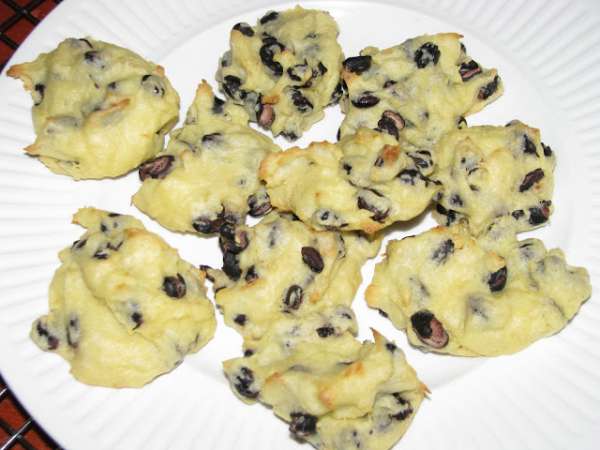 Offrez des cookies faits avec de la purée de pomme de terre et des haricots noirs
